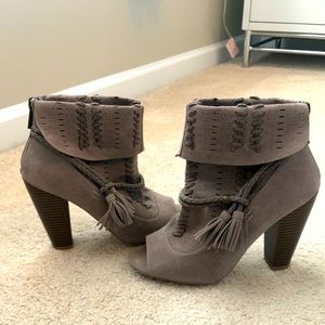 ⭐️BAMBOO⭐️ Taupe Open-Toed Tassel Booties | Sz 6.5